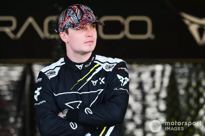 Dan Ticktum , CUPRA KIRO looks on