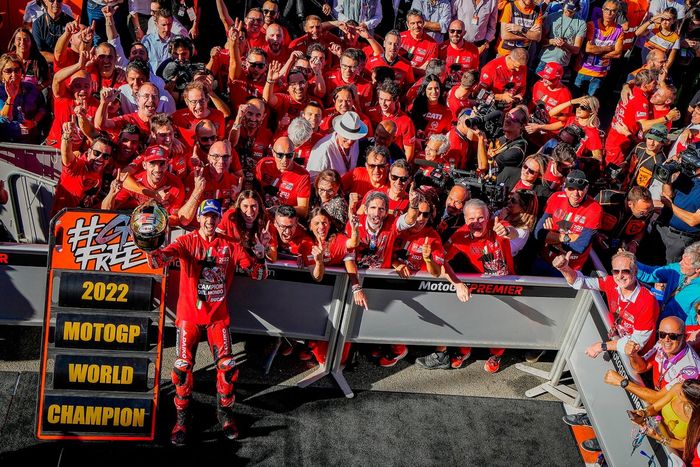 El equipo Ducati celebra la victoria con el Campeonato del Mundo Francesco Bagnaia, Equipo Ducati