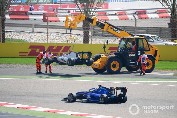 El coche de Luke Browning,  Hitech GP, recuperado por la grúa