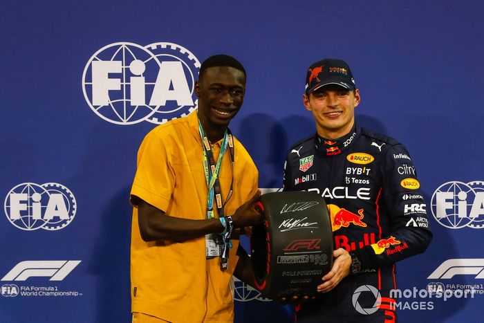 Max Verstappen, de Red Bull Racing, recibe su premio a la pole position de Pirelli de manos del influencer Khaby Lame