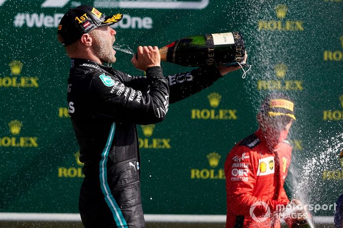 Podio: segundo lugar Charles Leclerc, Ferrari, ganador Valtteri Bottas, Mercedes AMG F1 celebran