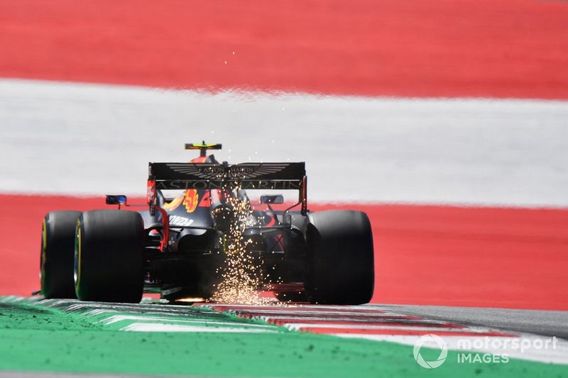Chispas de la parte trasera del coche de Alex Albon, Red Bull Racing RB16