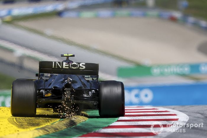 Chispas de la parte trasera del coche de Valtteri Bottas, Mercedes F1 W11 EQ Performance