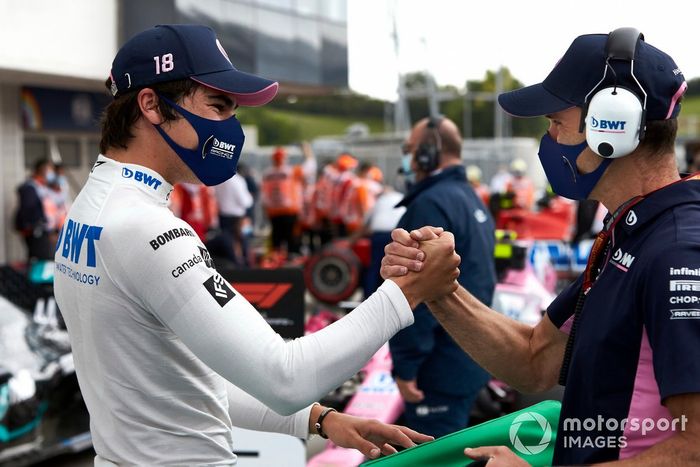 Lance Stroll, Racing Point, es felicitado por un miembro del equipo en parc ferme
