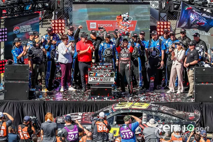 Daniel Suárez, TrackHouse Racing, Onx Homes / Renu Chevrolet Camaro celebra su victoria
