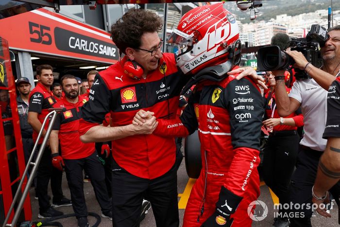 Mattia Binotto, director del equipo Ferrari, y Charles Leclerc, de Ferrari, celebran tras conseguir la pole

