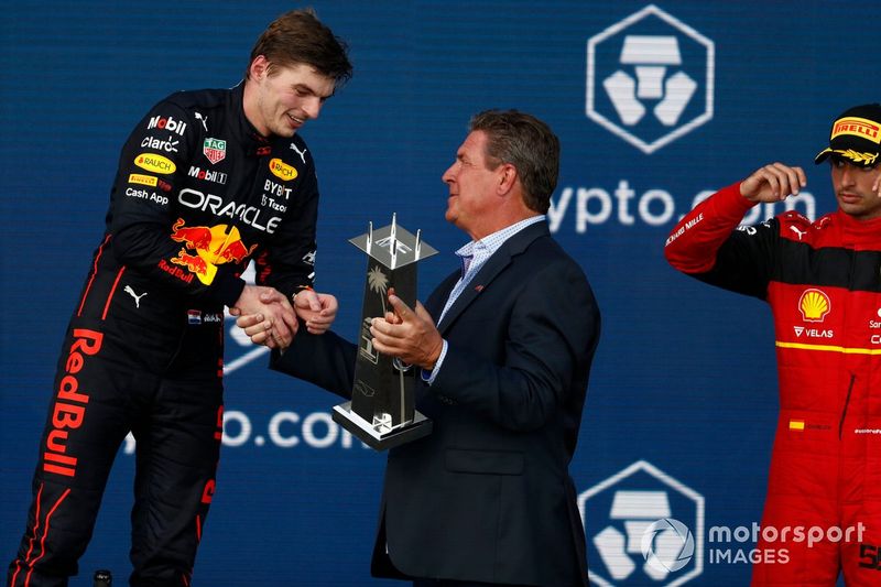 El mítico jugador de NFL Dan Marino da a Max Verstappen, Red Bull Racing,, ganador, un casco de los Miami Dolphins de fútbol americano en el podio