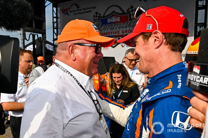 Scott Dixon, Chip Ganassi Racing Honda saludado en el carril de la victoria por Chip Ganassi