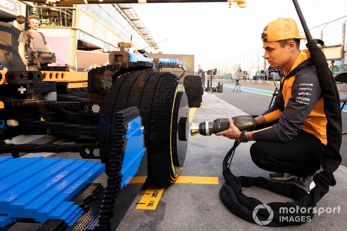 Lando Norris, McLaren, con un coche de Lego de F1