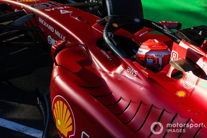 El ganador de la carrera, Charles Leclerc, Ferrari F1-75, entra en el Parc Ferme