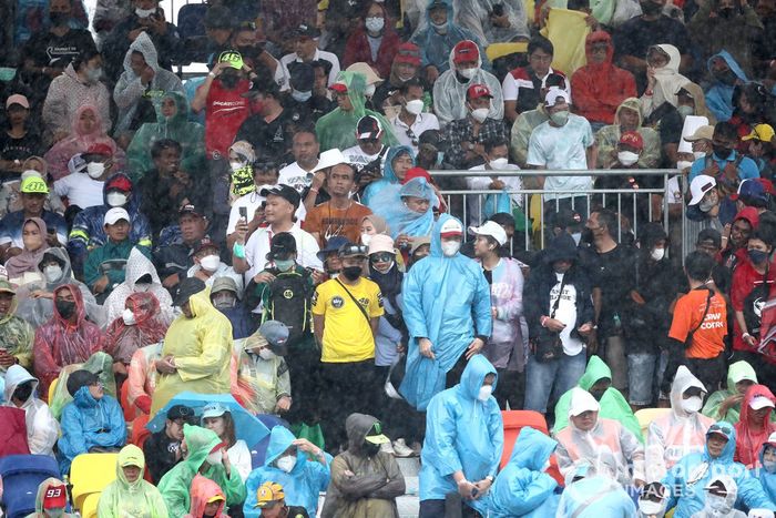 Aficionados en las gradas de Mandalika bajo la lluvia
