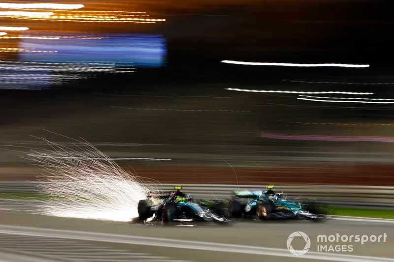 Volano scintille quando Lewis Hamilton, Mercedes F1 W15, supera Fernando Alonso, Aston Martin AMR24