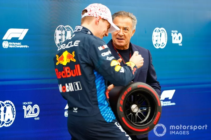 Max Verstappen, Red Bull Racing, reçoit le Pirelli Pole Position Award des mains de Jean Alesi.