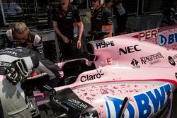 El coche de Sergio Pérez, Force India VJM10 con mecánicos