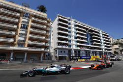 Lewis Hamilton, Mercedes AMG F1 W08; Stoffel Vandoorne, McLaren MCL32