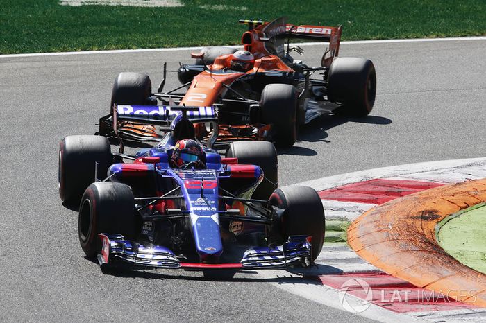 Daniil Kvyat, Scuderia Toro Rosso STR12, Stoffel Vandoorne, McLaren MCL32