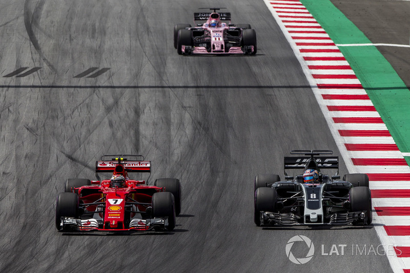 Kimi Raikkonen, Ferrari SF70H, Romain Grosjean, Haas F1 Team VF-17