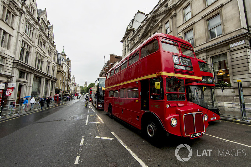 Una vista de Whitehall con un autobús de Londres