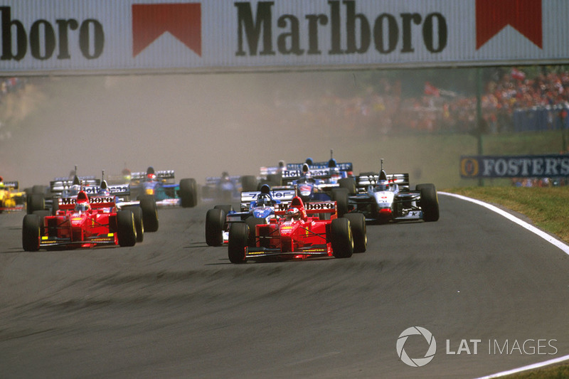 Michael Schumacher, Ferrari F310B, Damon Hill Arrows A18 Yamaha et Eddie Irvine, Ferrari F310B