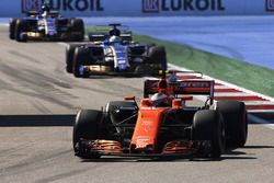 Stoffel Vandoorne, McLaren MCL32, Marcus Ericsson, Sauber C36 and Pascal Wehrlein, Sauber C36