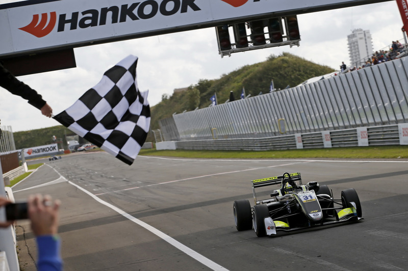 Bandera a cuadros para Lando Norris, Carlin Dallara F317 - Volkswagen