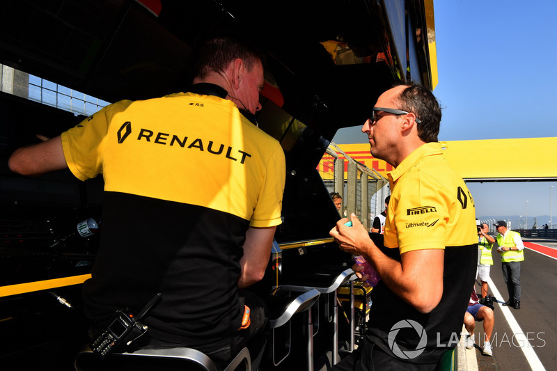 Robert Kubica, Renault Sport F1 Team and Alan Permane, Renault Sport F1 Team Race Engineer