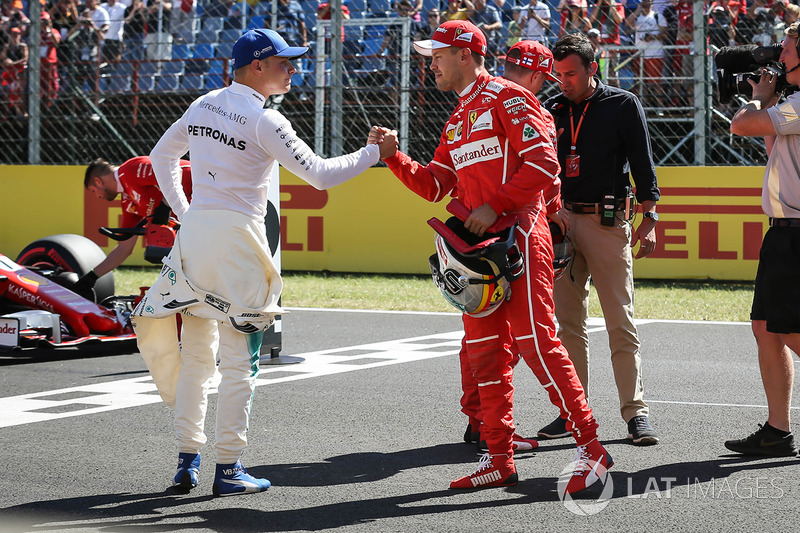 Tercero Valtteri Bottas, Mercedes AMG F1, segundo Kimi Raikkonen, Ferrari y el ganador de la pole Se