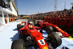 Sebastian Vettel, Ferrari SF70H, Kimi Raikkonen, Ferrari SF70H, s'arrêtent dans le Parc Fermé après leur doublé