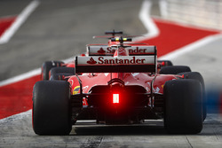 Sebastian Vettel, Ferrari SF70H, et Kimi Raikkonen, Ferrari SF70H, quittent les stands