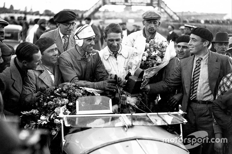 Les vainqueurs Tazio Nuvolari, Raymond Sommer, Alfa Romeo 8C