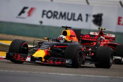 Daniel Ricciardo, Red Bull Racing RB13, y Kimi Raikkonen, Ferrari SF70H