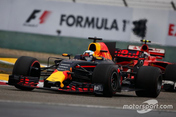 Daniel Ricciardo, Red Bull Racing RB13, y Kimi Raikkonen, Ferrari SF70H