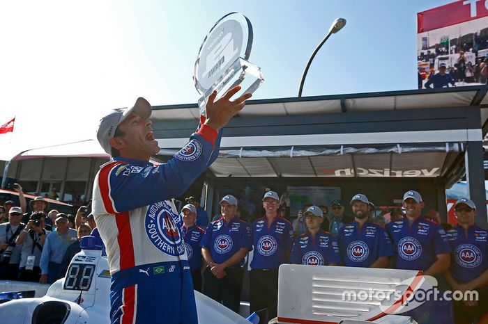 Ganador de la pole Helio Castroneves, Team Penske Chevrolet