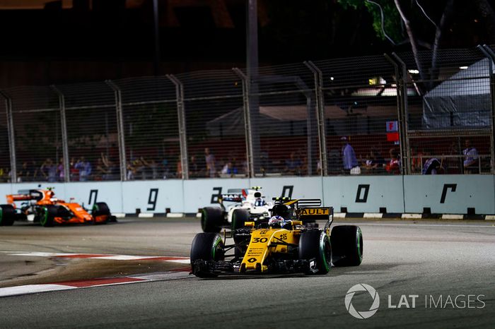 Jolyon Palmer, Renault Sport F1 Team RS17 leads Lance Stroll, Williams FW40 and Stoffel Vandoorne, McLaren MCL32