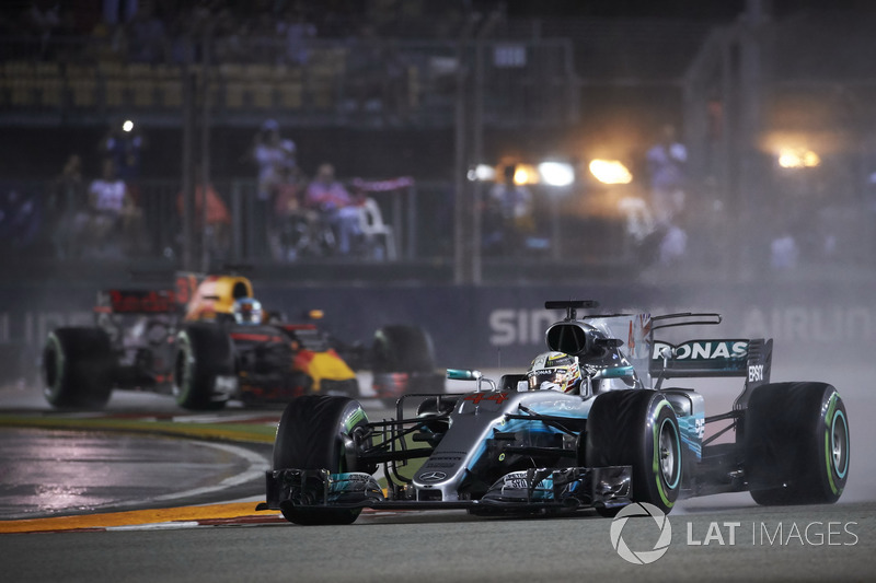 Lewis Hamilton, Mercedes AMG F1 W08, Daniel Ricciardo, Red Bull Racing RB13