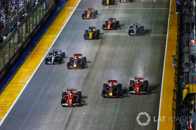 Start. Sebastian Vettel, Ferrari SF70H, Max Verstappen, Red Bull Racing RB13, Kimi Raikkonen, Ferrari SF70H