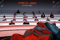 Los huéspedes esperan a la develación del McLaren MCL32