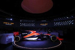 Zak Brown, directeur McLaren Technology Group, met presentator Simon Lazenby
