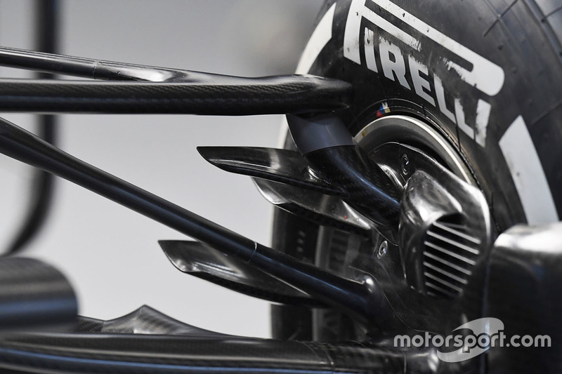 Mercedes AMG F1 W08, pivot sospensione e brake duct