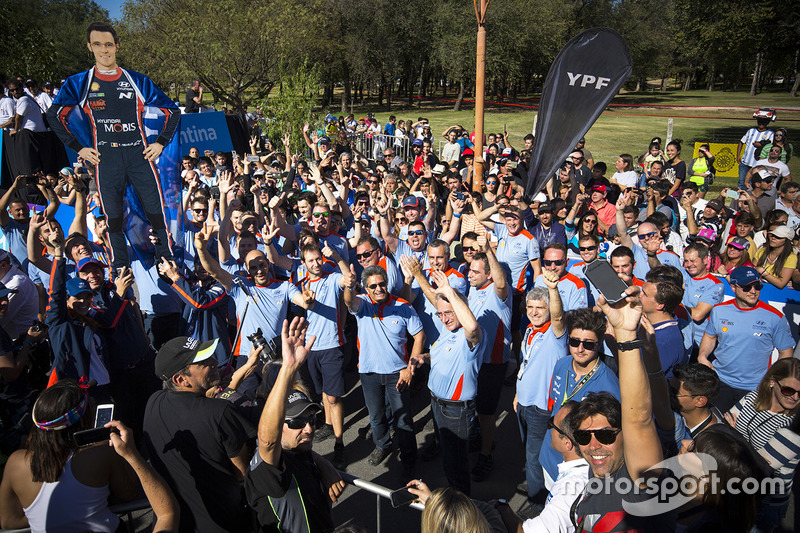 Hyundai Motorsport team celebrates victory