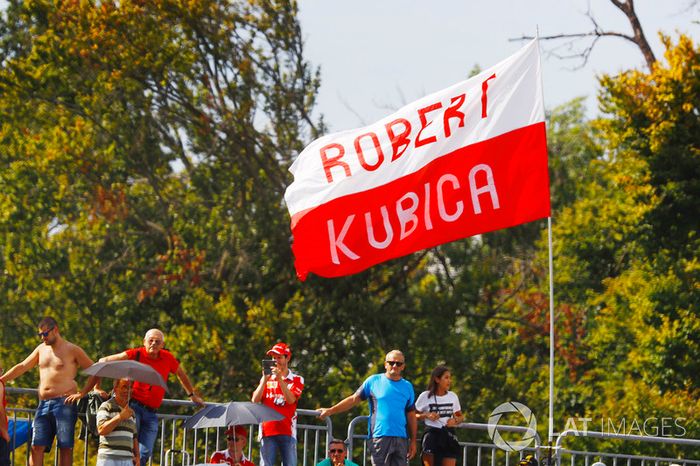 Banderas de apoyo a Robert Kubica