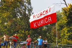 Fans y banderas para Robert Kubica