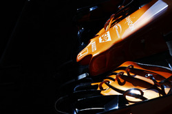 Переднє антикрило та носова частина McLaren MCL32