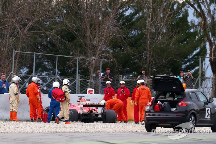 Kimi Raikkonen, Ferrari SF70H después del choque