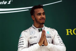 Le vainqueur Lewis Hamilton, Mercedes AMG F1, célèbre son podium