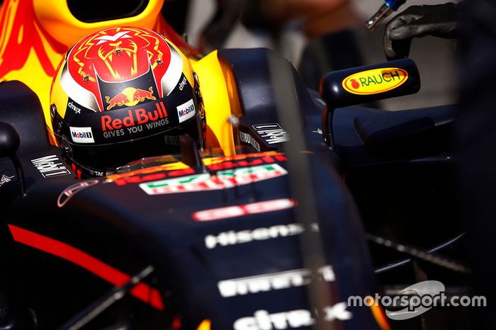A Red Bull não conseguiu acompanhar o ritmo e o melhor piloto do time foi Max Verstappen, que larga em quinto, a mais de 1s2 do pole.