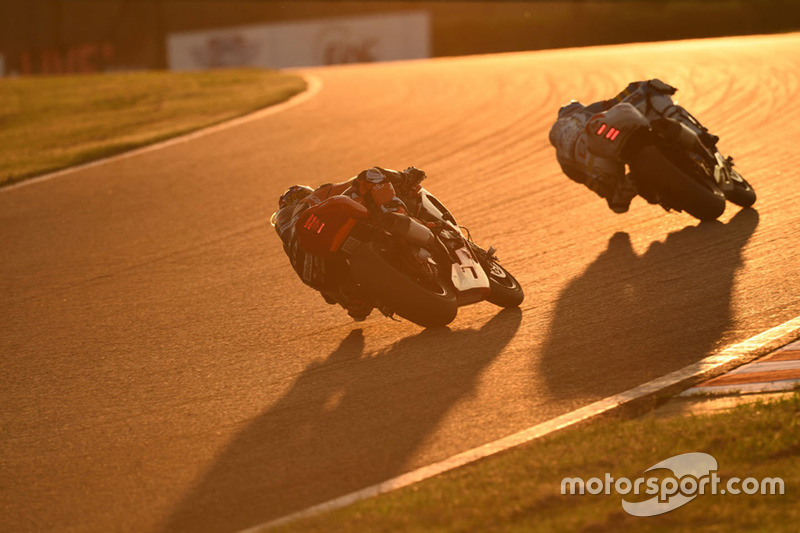 Azione in pista al tramonto