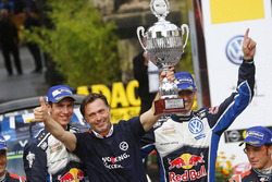 Podio: i vincitori Sébastien Ogier, Julien Ingrassia, Volkswagen Motorsport con il boss Jost Capito