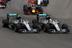 Lewis Hamilton, Mercedes AMG F1 W07 Hybrid and team mate Nico Rosberg, Mercedes AMG F1 W07 Hybrid at the start of the race