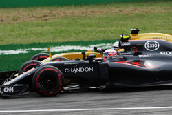 Дженсон Баттон, McLaren MP4-31 и Кевин Магнуссен, Renault Sport F1 Team RS16 - борьба за позицию